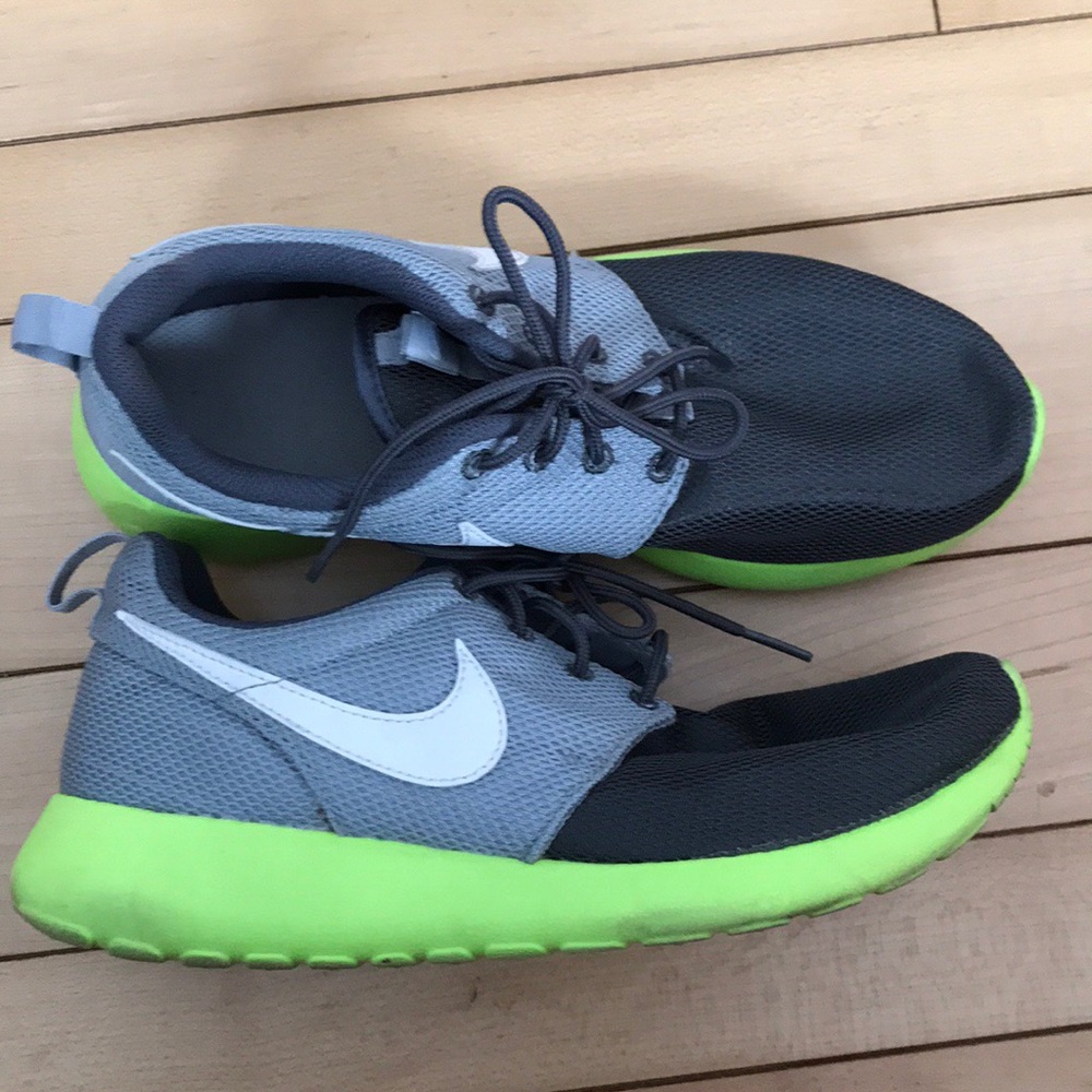 Nike Grey and Green Roshes! Women’s size 8.5
